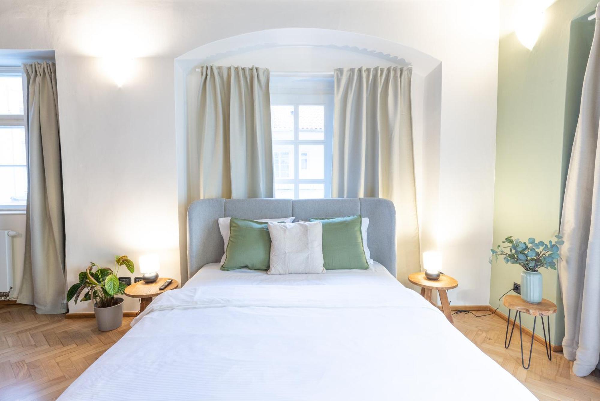 Adam's - Great Price & Location * Praga